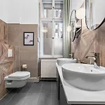 33 K Next To Alexanderplatz, 4 With Bathroom & Guest Toilet Berlijn