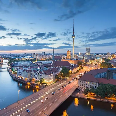 33 K Next To Alexanderplatz, 4 With Bathroom & Guest Toilet アパート